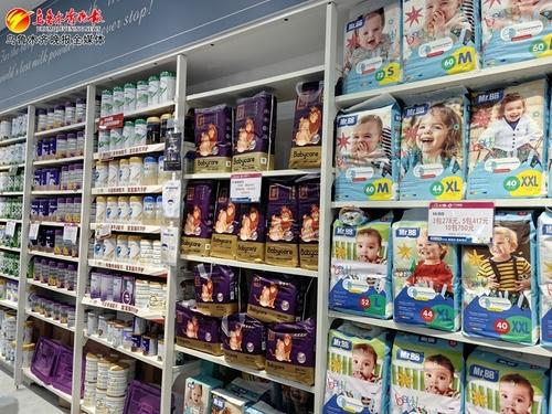 3月16日,在南湖乐福广场一家母婴用品店里,销售各品牌的婴儿纸尿裤.